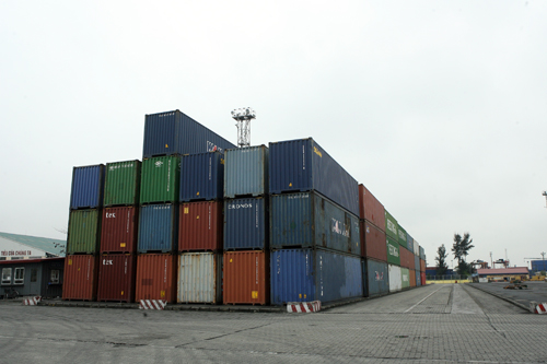 Hàng nghìn container “ăn vạ” tại cảng